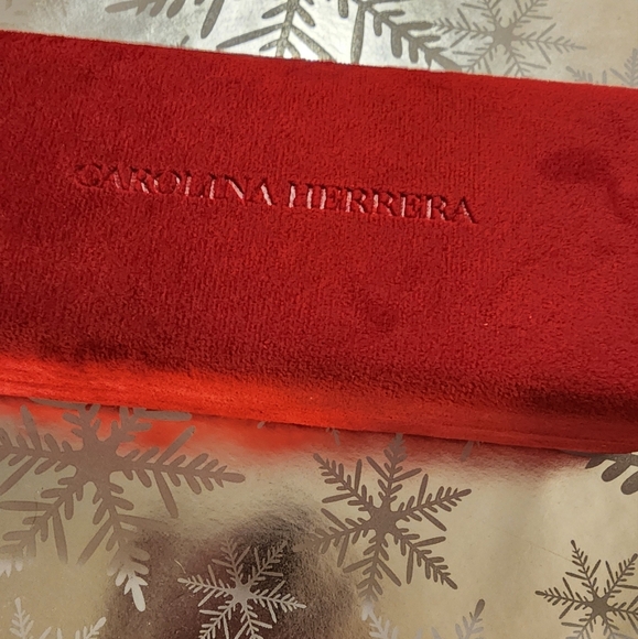 Pristine Carolina Herrera Vibrant Red Velvet Fabric Hard Case Eyeglasses Jewelry - Picture 7 of 10